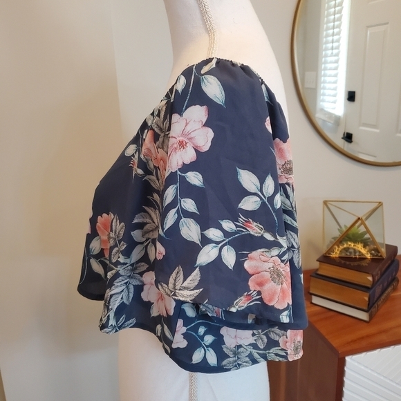Leith Large Floral Flowy Crop Top Off the Shoulder - Picture 2 of 7